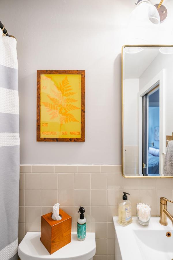 Bedroom In Thoughtfully Decorated East Passyunk Home Filadélfia Exterior foto